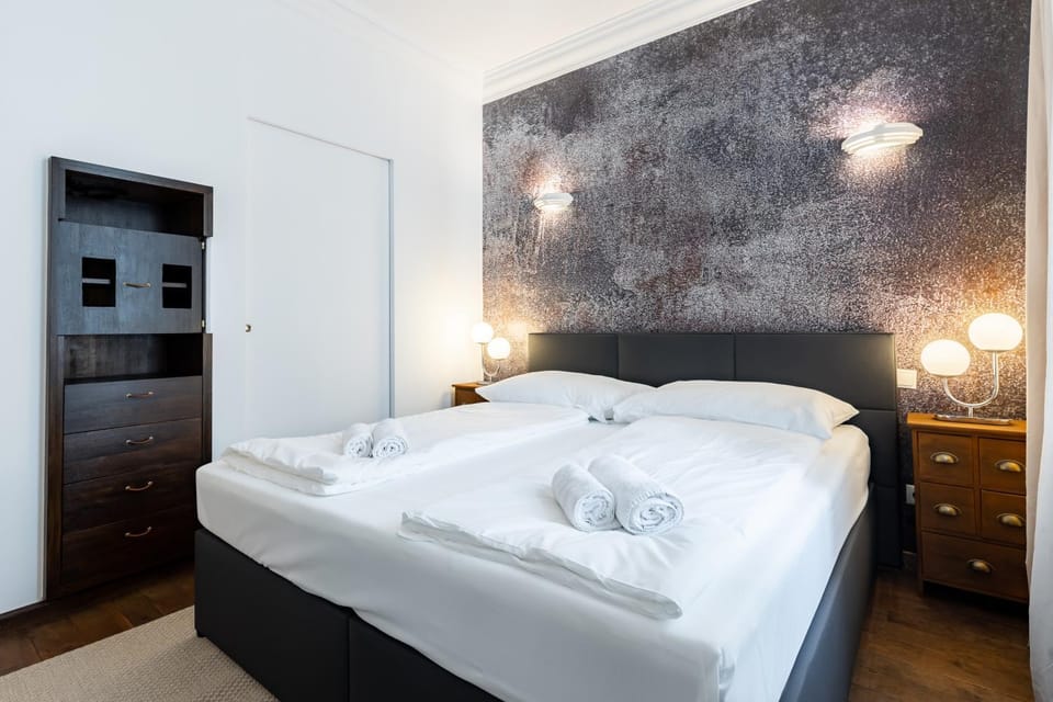 Bed, Bedroom, towels