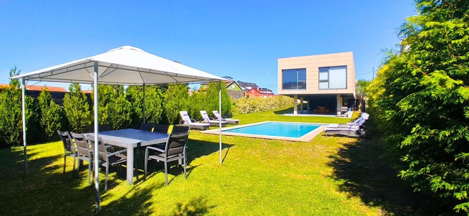 Garden, Dining area, Garden view, Pool view, Swimming pool, sunbed