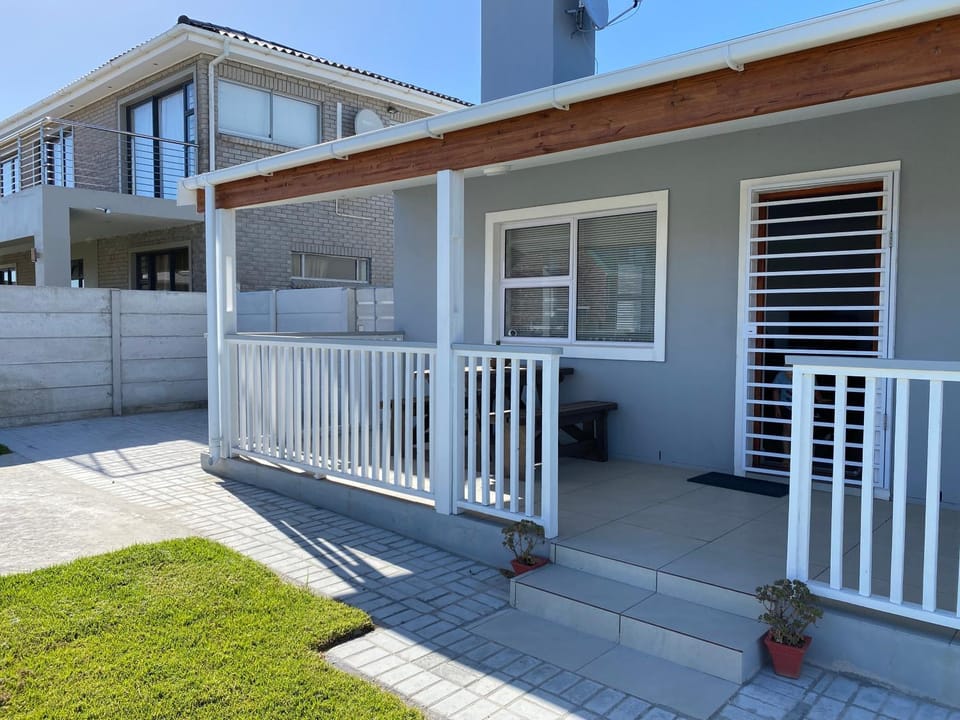 Property building, Patio, Balcony/Terrace