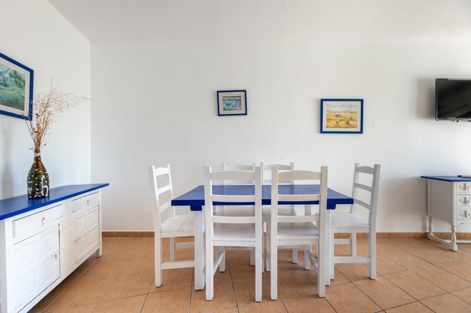 Property building, Kitchen or kitchenette, Living room
