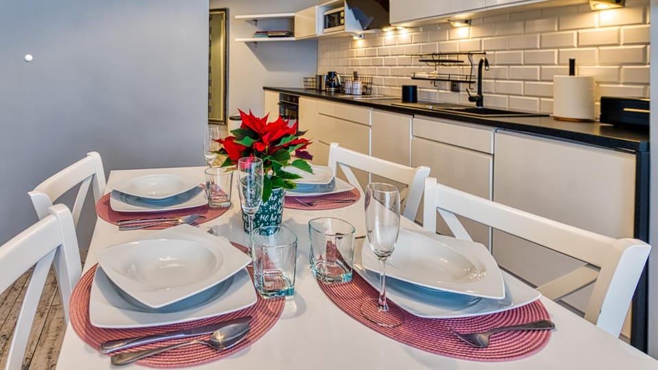 Kitchen or kitchenette, Dining area, minibar, stove