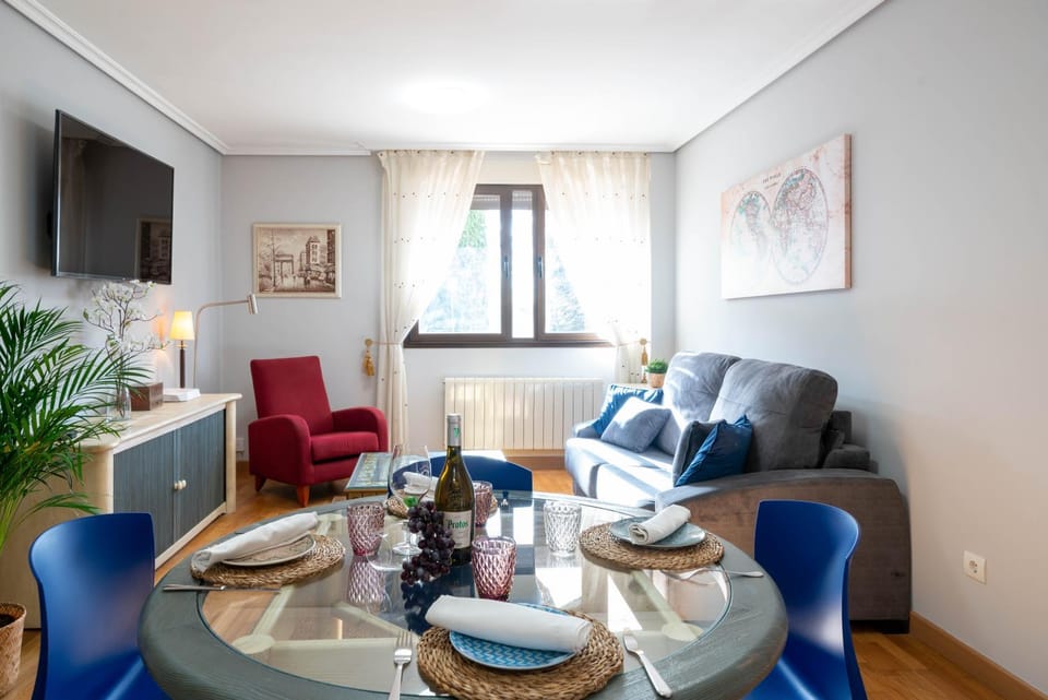 Communal lounge/ TV room, TV and multimedia, Living room, Seating area, Dining area, Evening entertainment