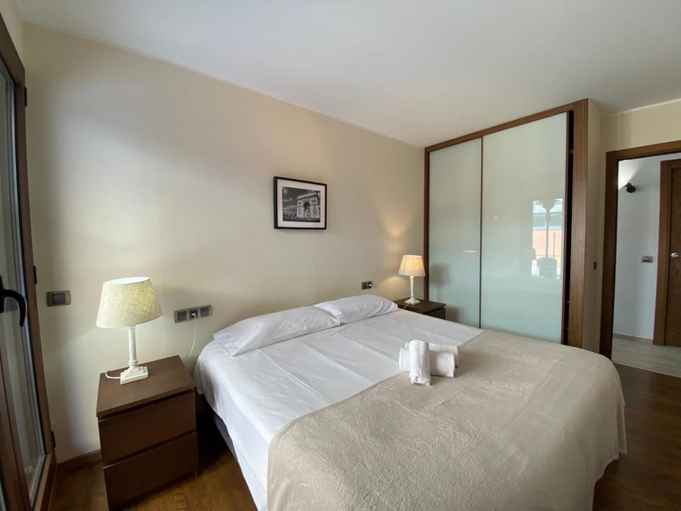 Photo of the whole room, Bedroom