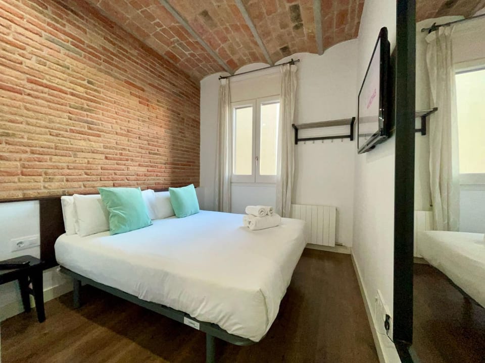 Bed, TV and multimedia, Bedroom