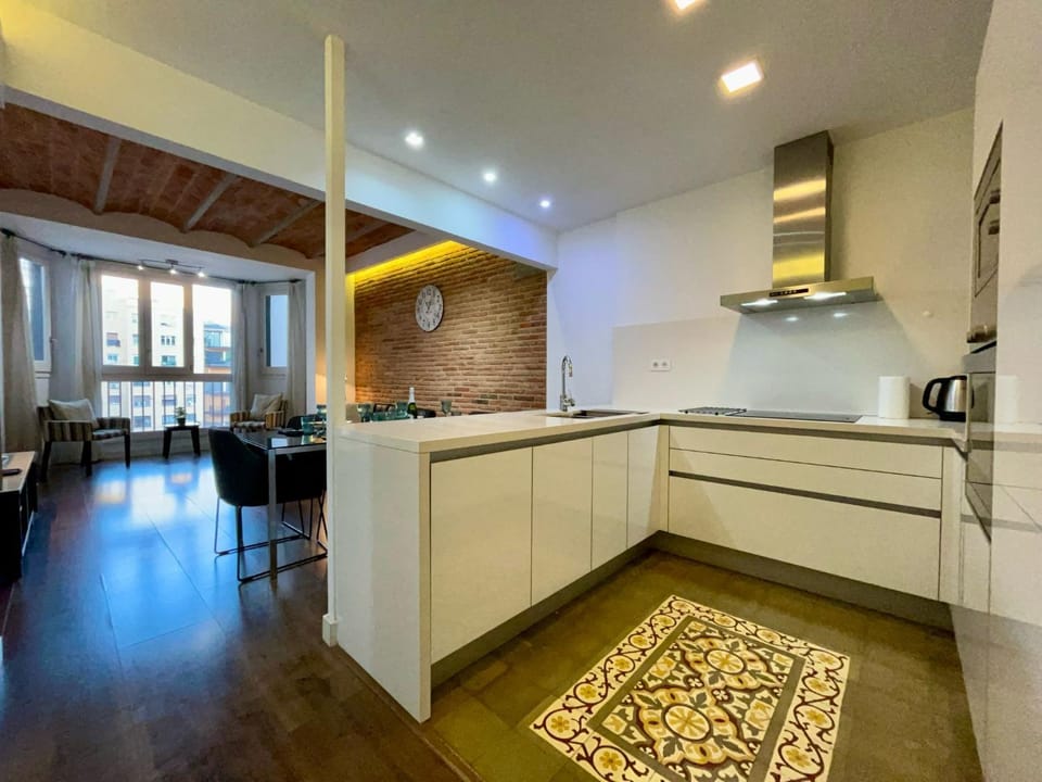 Kitchen or kitchenette, Dining area, stove