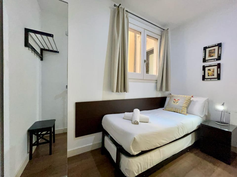 Bed, Bedroom, towels