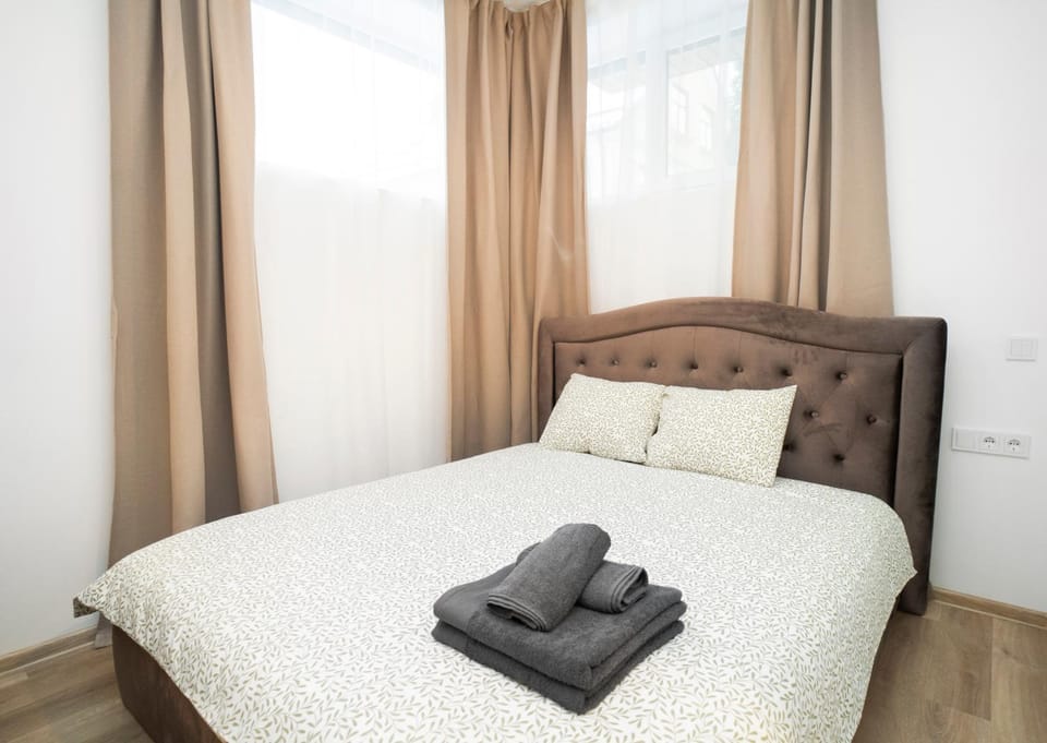 Bed, towels