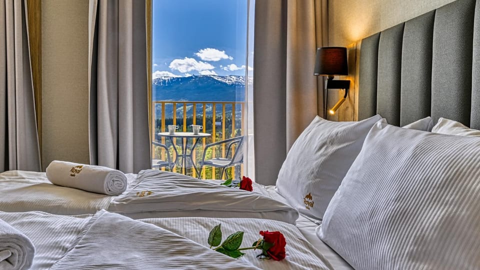 Bed, Bedroom, towels