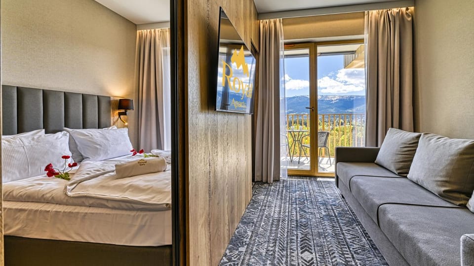 Bed, TV and multimedia, Seating area, Bedroom, towels