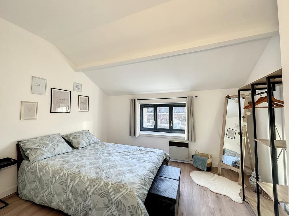 Bed, Photo of the whole room
