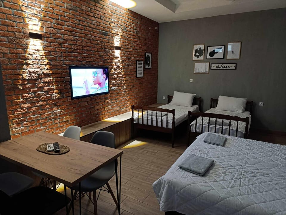 Bed, TV and multimedia, Living room, Seating area, Dining area, Bedroom, towels