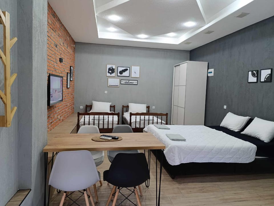 Bed, TV and multimedia, Living room, Seating area, Dining area, Bedroom