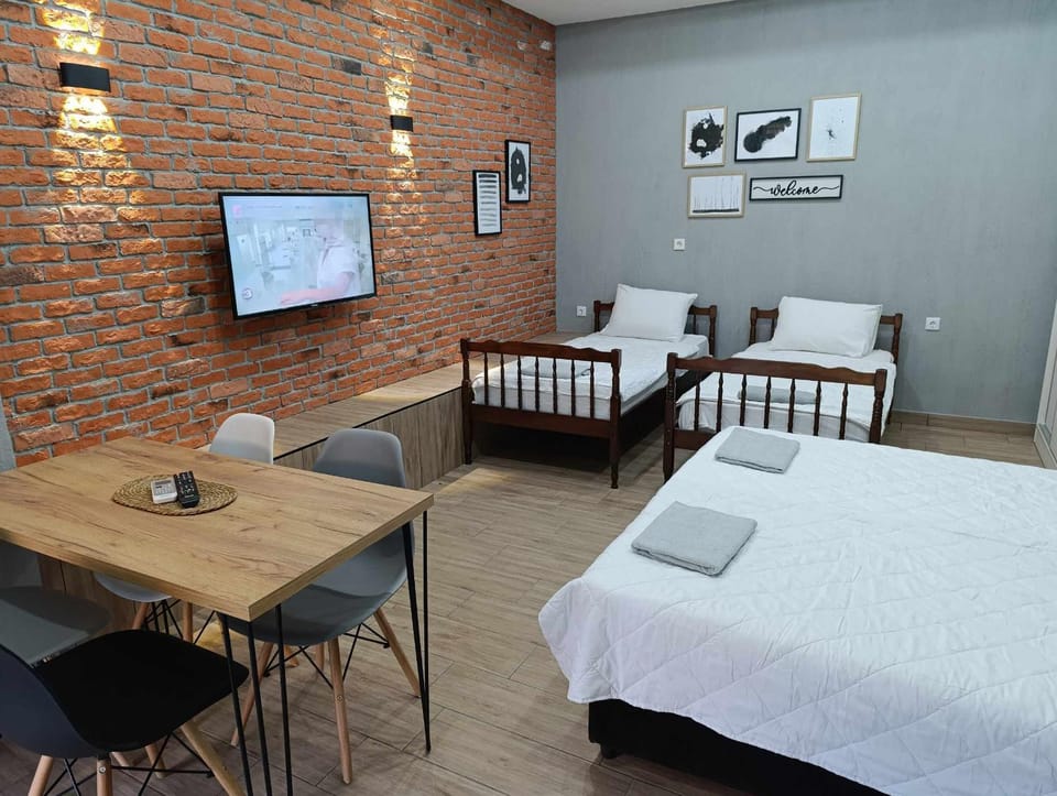 Bed, TV and multimedia, Living room, Seating area, Dining area, Bedroom