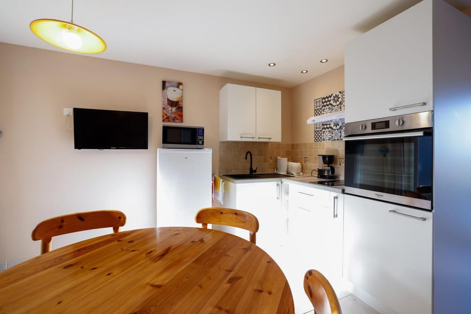 Property building, Kitchen or kitchenette, Living room
