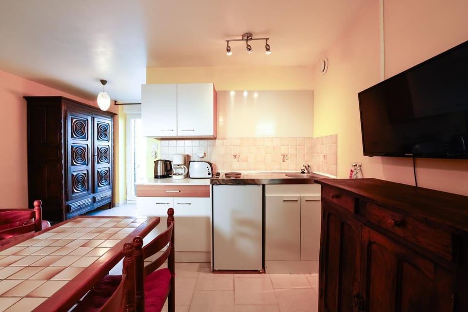 Property building, Kitchen or kitchenette, Living room