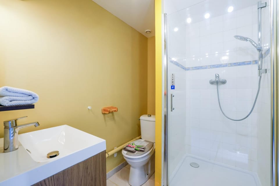 Bathroom, Living room