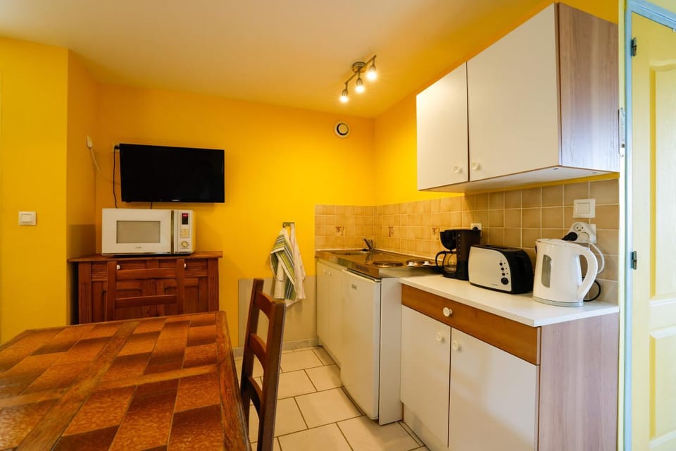 Property building, Kitchen or kitchenette, Living room