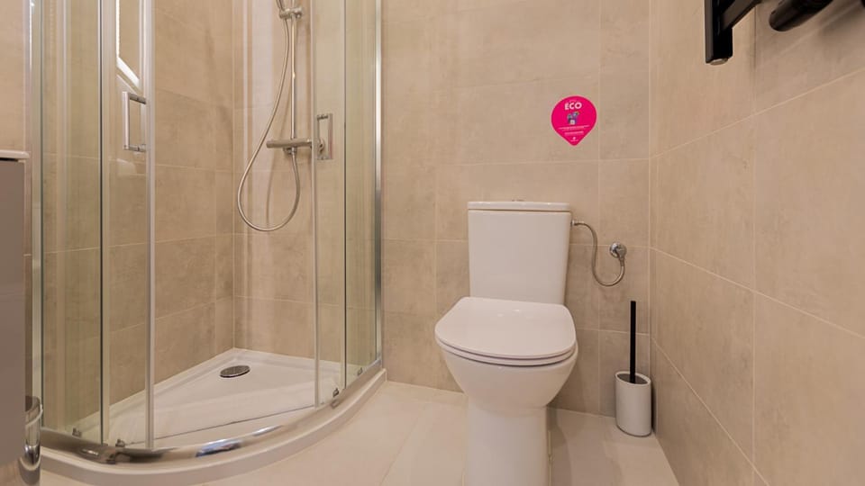 Shower, Toilet, Bathroom, towels