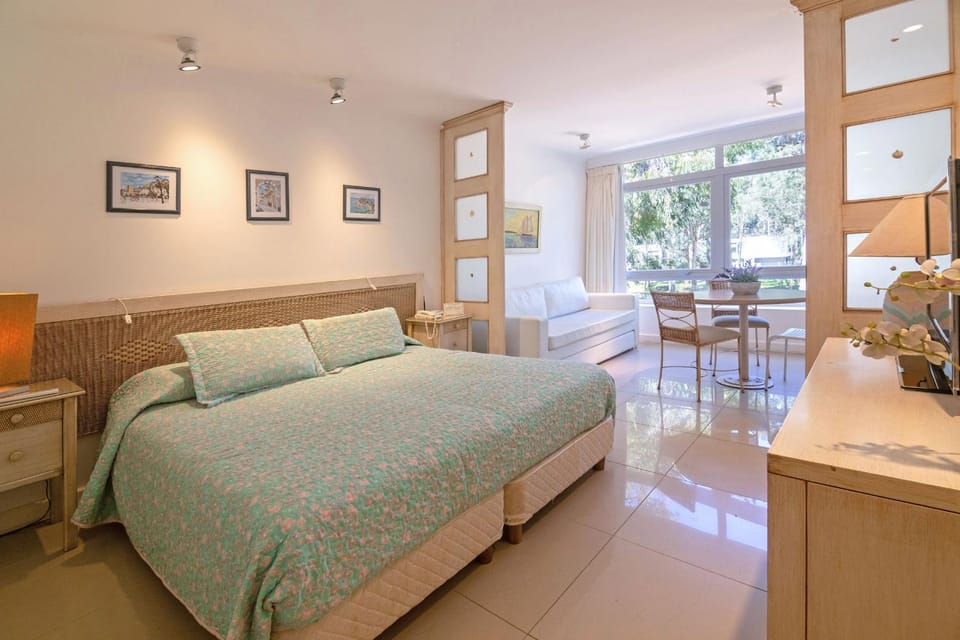Bed, Living room, Photo of the whole room, Dining area, Bedroom