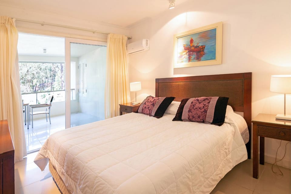 Bed, Photo of the whole room, Bedroom, air conditioner