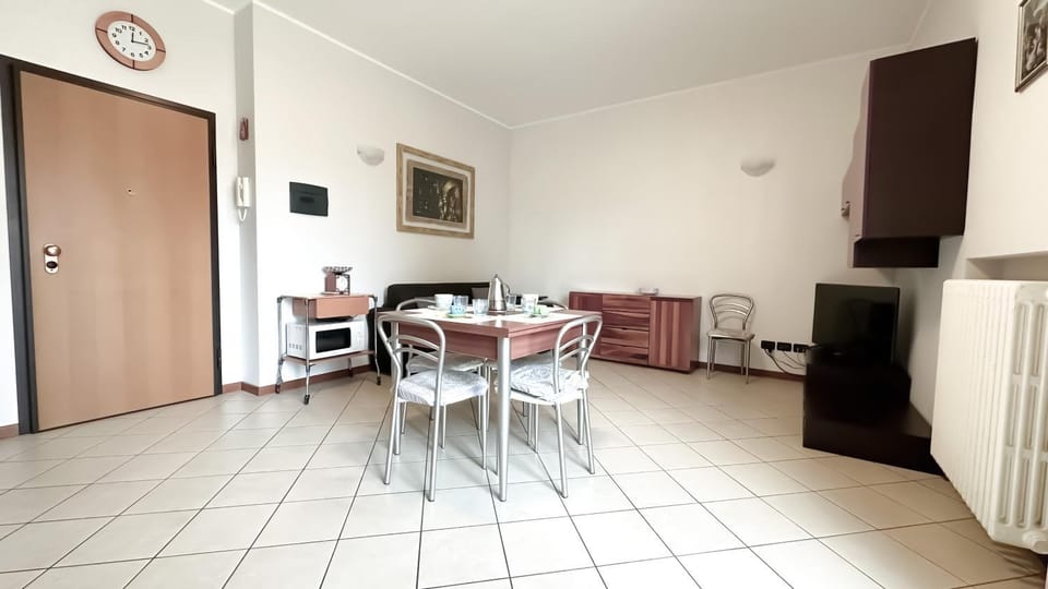 TV and multimedia, Seating area, Dining area