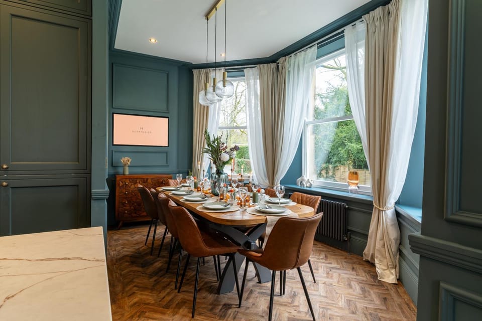 People, Garden, Coffee/tea facilities, View (from property/room), Kitchen or kitchenette, Food and drinks, Other, Photo of the whole room, Seating area, Dining area, Meeting/conference room, Food, Guests, Garden view, Street view, Area and facilities, Meals, Breakfast, Lunch, Dinner, Drinks, group of guests, Family, furniture, storage, kitchen