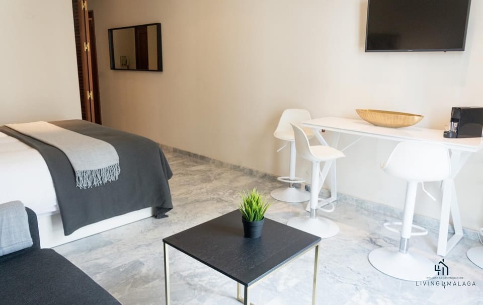 Bed, Photo of the whole room, Seating area
