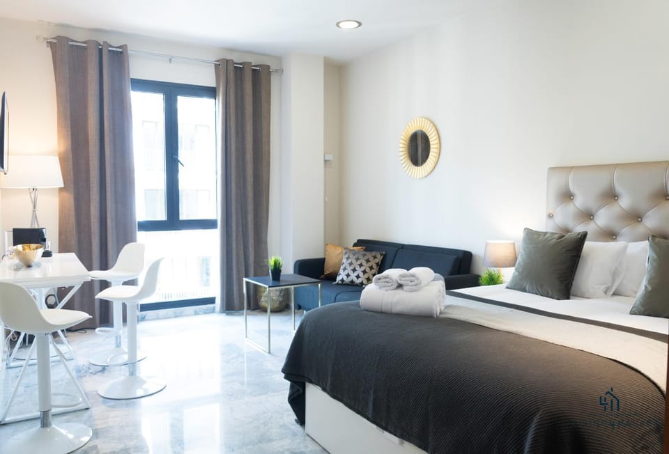 Bed, Photo of the whole room, Seating area