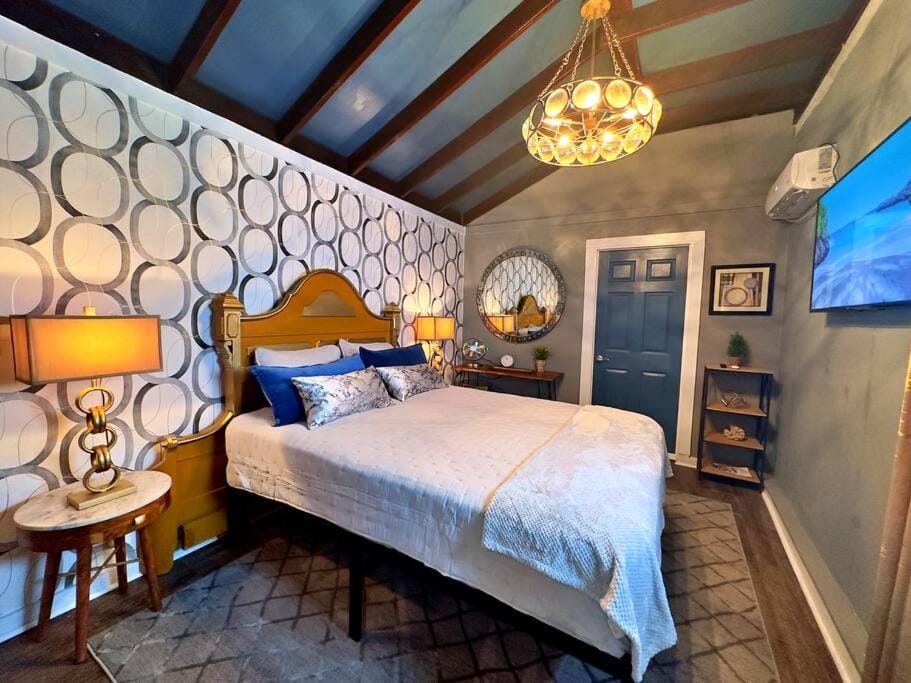 TV and multimedia, Photo of the whole room, Bedroom