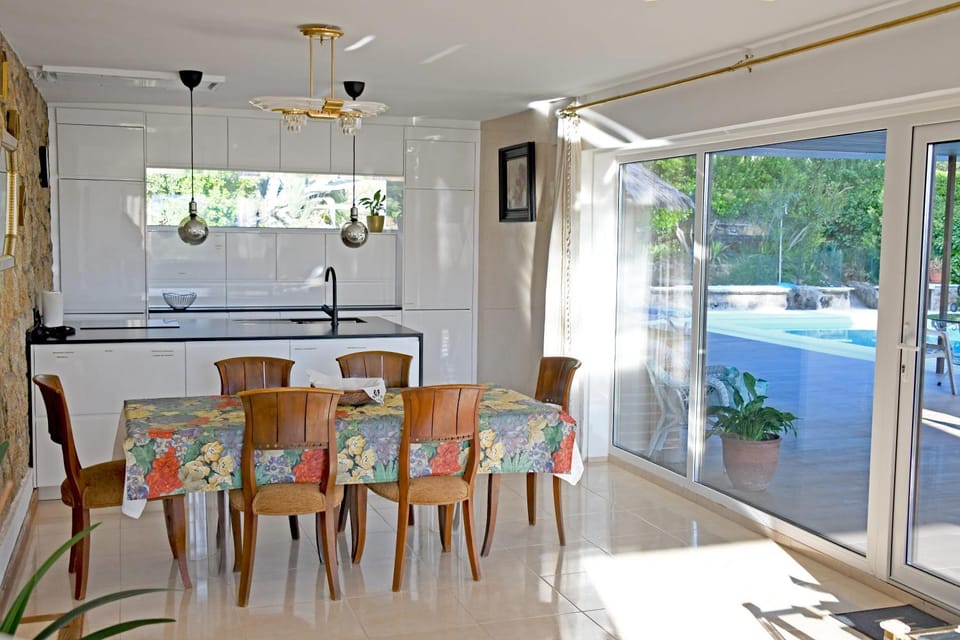 Kitchen or kitchenette, Dining area, Pool view