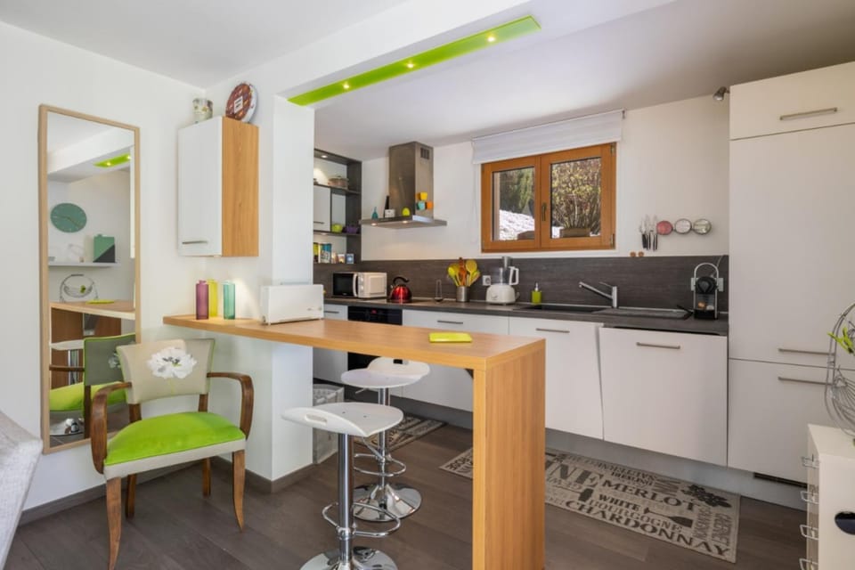 Kitchen or kitchenette, Living room