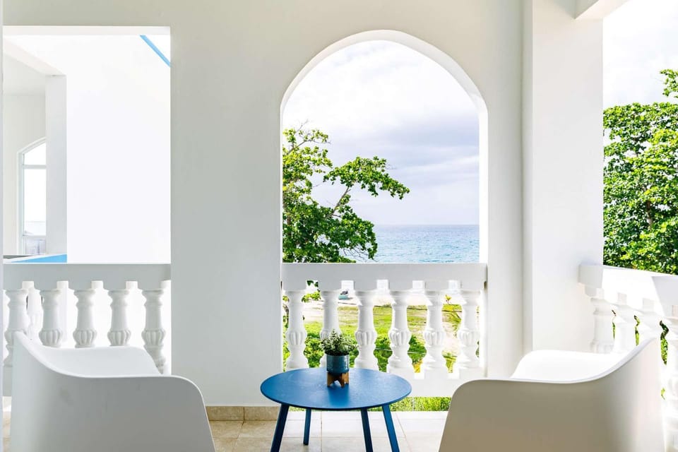 Santorini Views - 2 bedroom suite with breathtaking ocean views Apartment in Puerto Rico