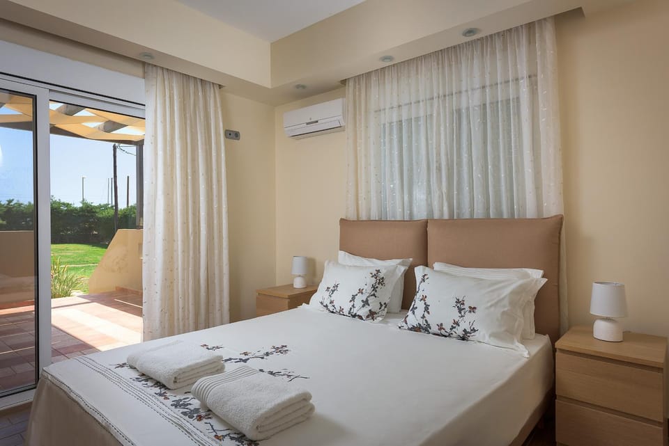 Bed, Photo of the whole room, Bedroom, towels, air conditioner
