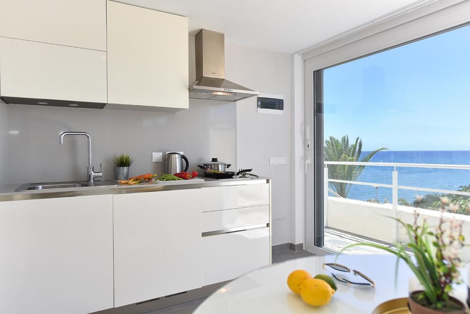 Kitchen or kitchenette, Dining area, Sea view
