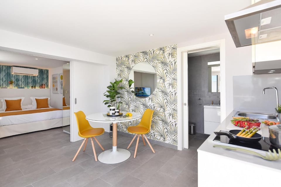 Kitchen or kitchenette, Living room, Dining area, Bedroom