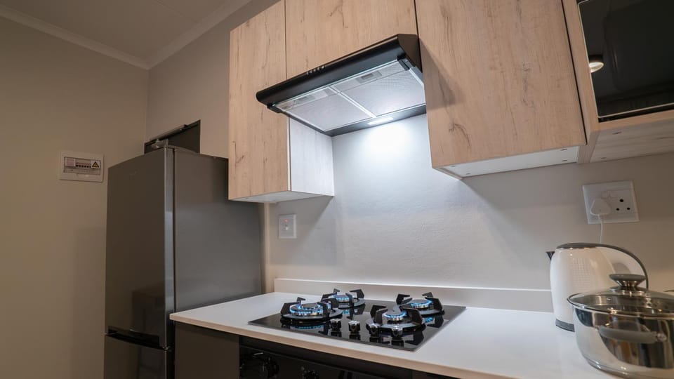 Kitchen or kitchenette, minibar, stove