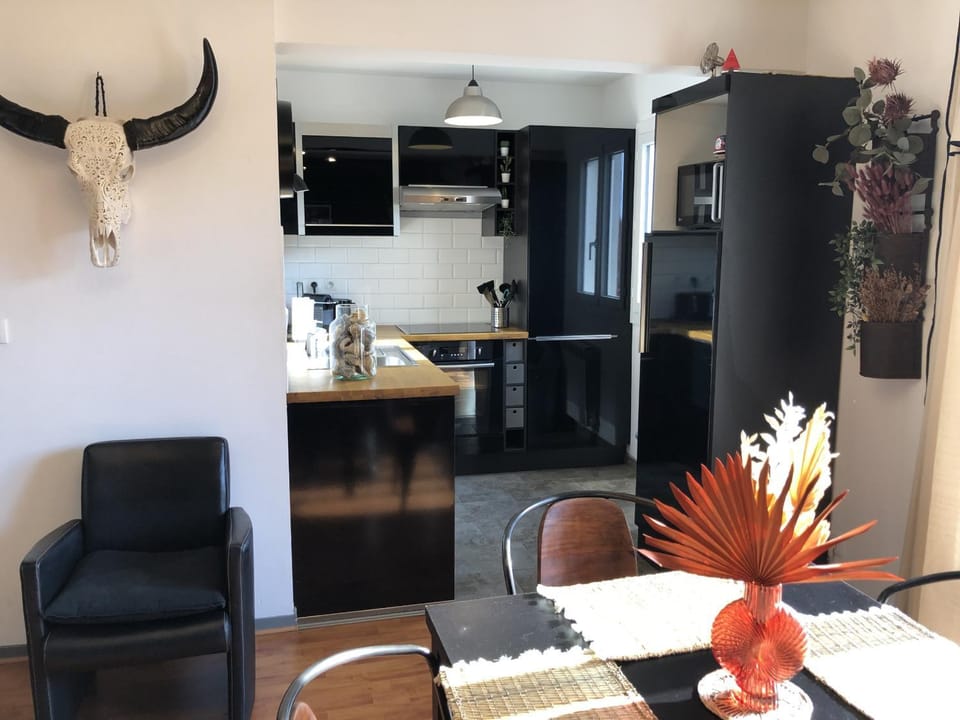 Kitchen or kitchenette, Dining area, oven