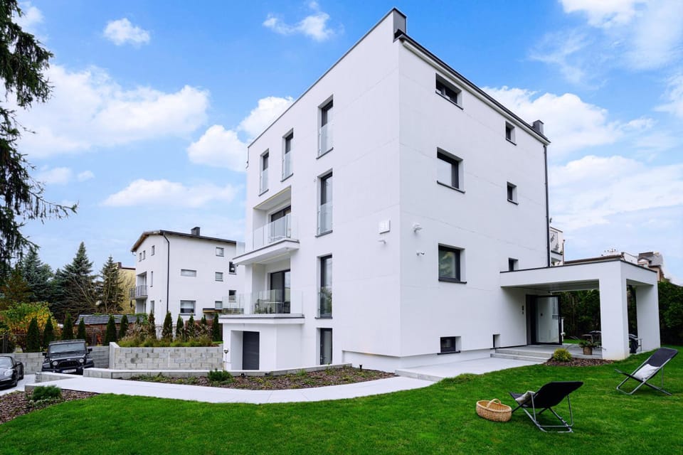 Property building, Day, Garden, Garden, Location, Parking