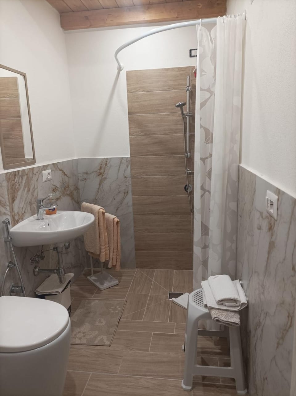 Shower, Toilet, Bathroom, towels