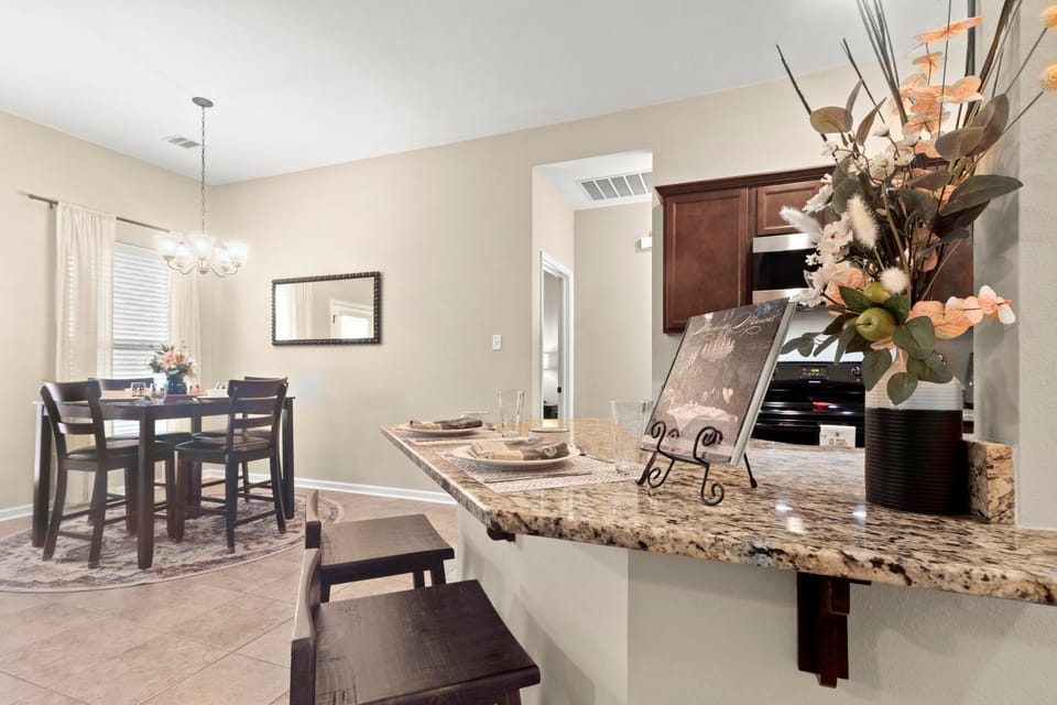 3BR Retreat Plush Beds High-Speed Wi-Fi House in Lake Charles