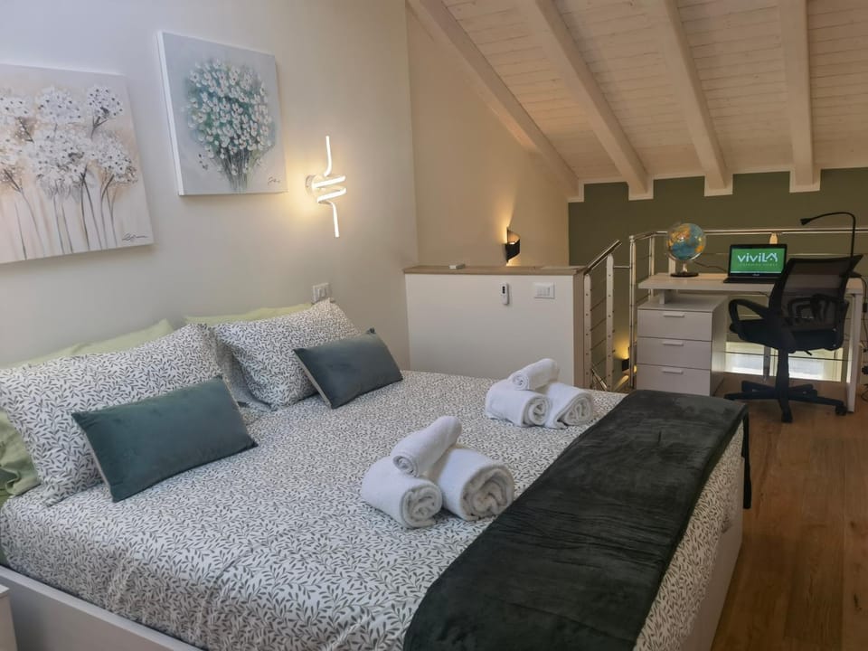Bed, Photo of the whole room, Seating area, Bedroom