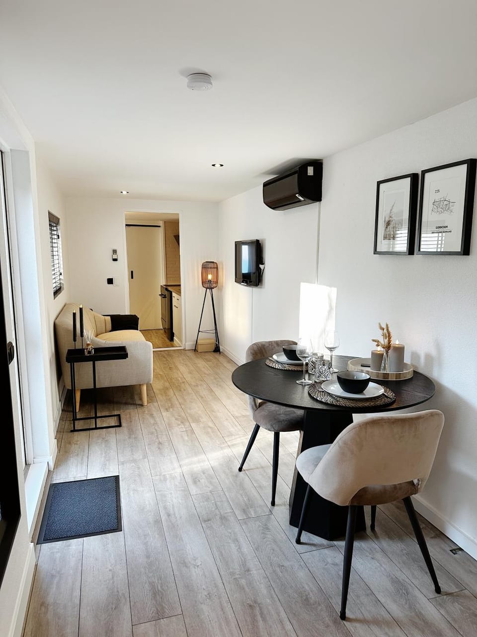 TV and multimedia, Living room, Seating area, Dining area