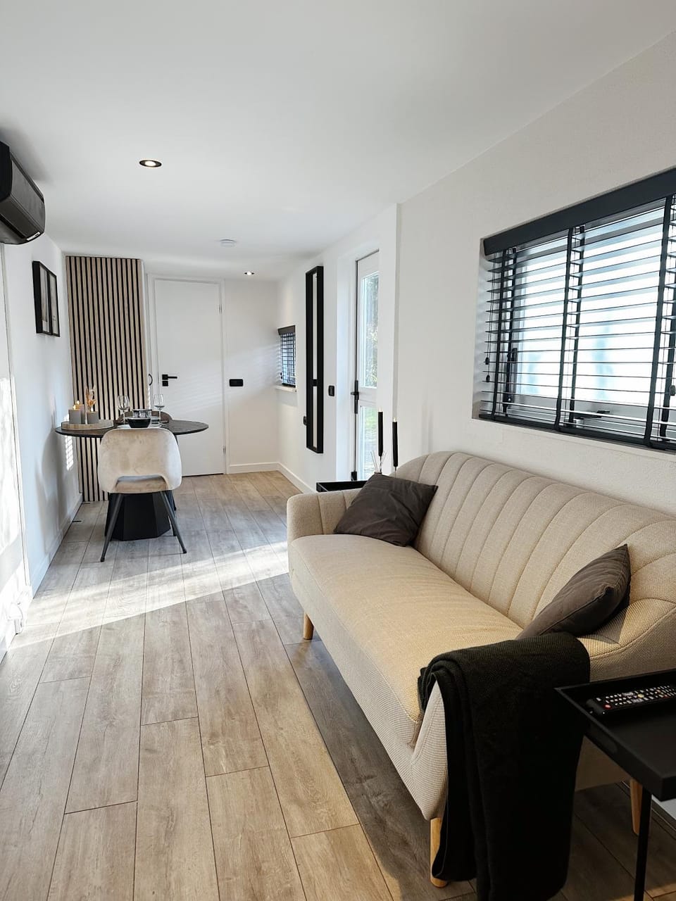 TV and multimedia, Seating area, Dining area