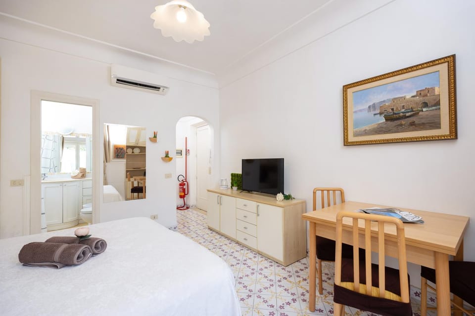 Bed, TV and multimedia, Photo of the whole room, Seating area, Bedroom, towels, wardrobe, air conditioner