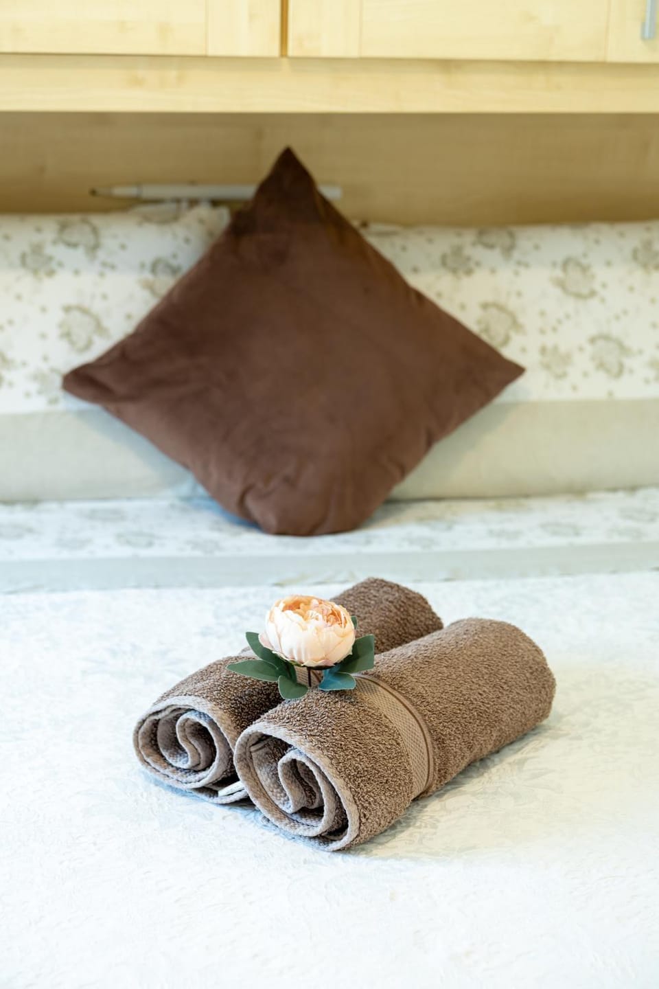 Bed, towels
