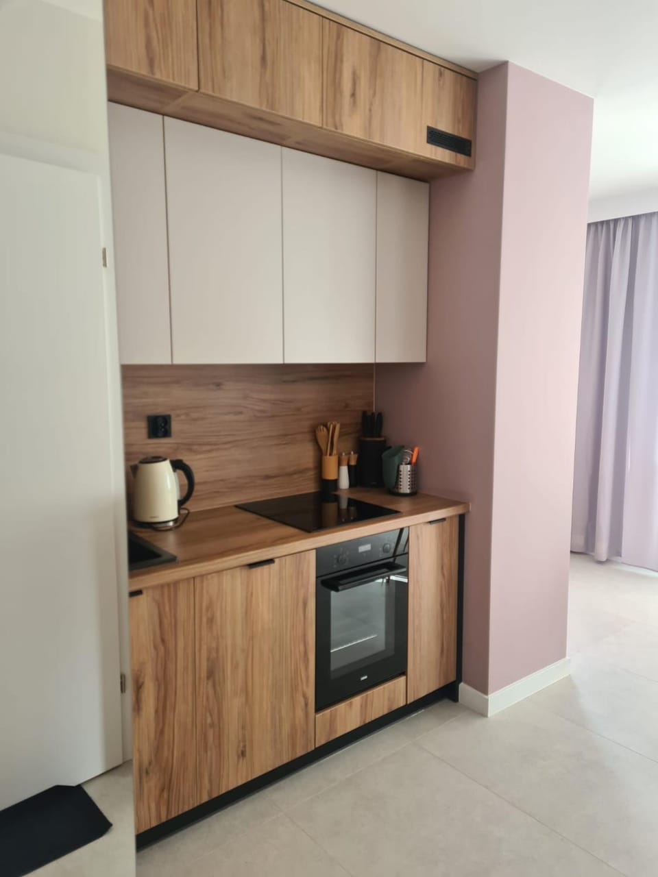 Coffee/tea facilities, Kitchen or kitchenette, oven, stove