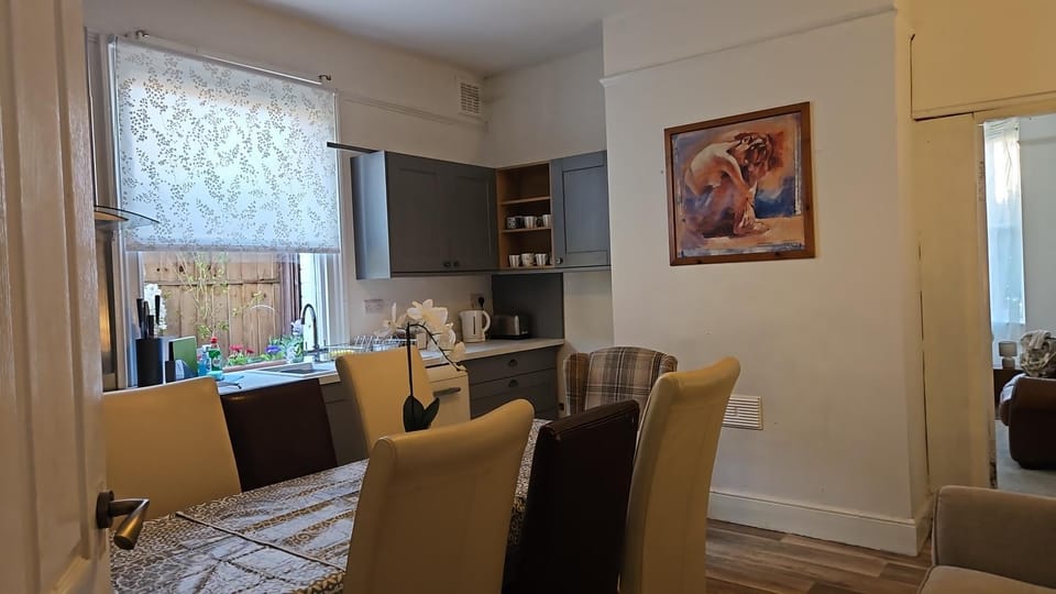 Corporate, Contractors Hollies House, 5 Bedrooms sleeps 15 House in Bassetlaw District