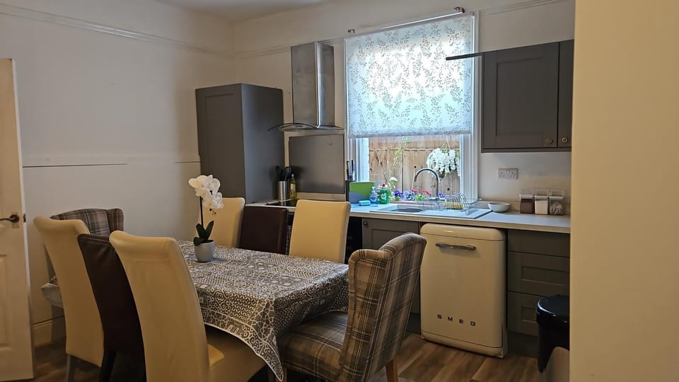 Corporate, Contractors Hollies House, 5 Bedrooms sleeps 15 House in Bassetlaw District