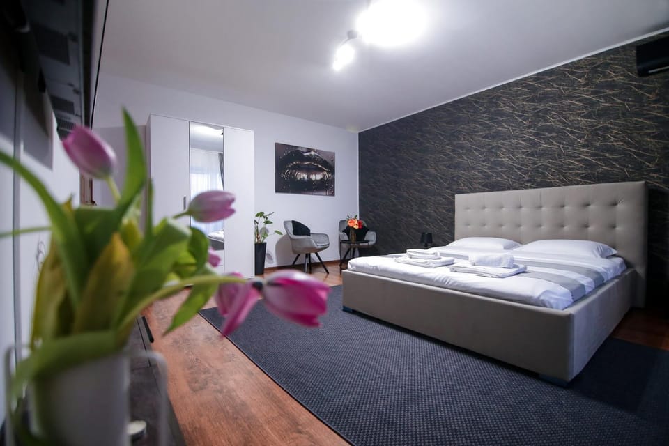 Bed, Living room, Photo of the whole room, Decorative detail, wardrobe