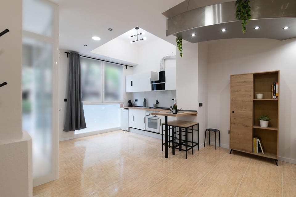 Coffee/tea facilities, Kitchen or kitchenette, Dining area, oven, stove, kitchen